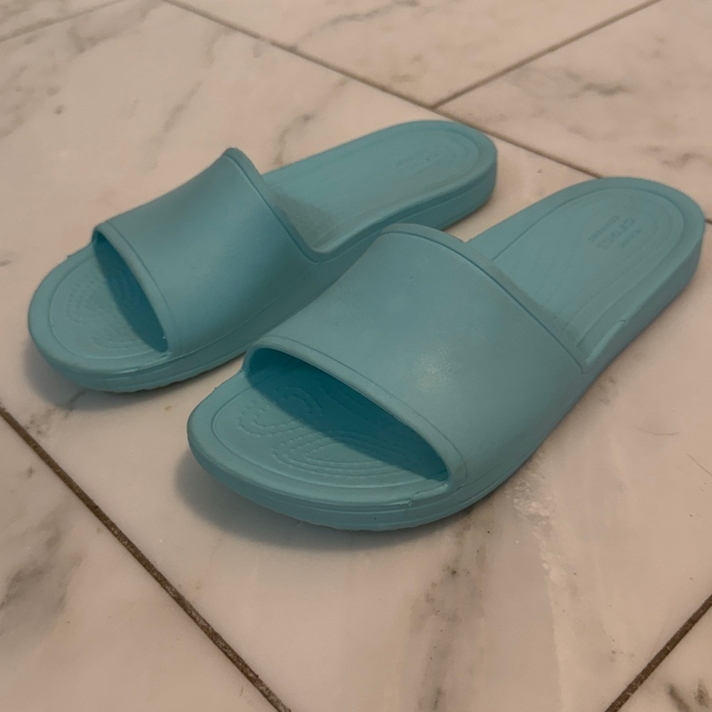 Crocs women’s 7 bright aqua blue comfort slides beach pool waterproof lounge